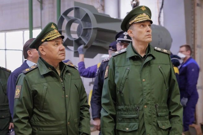 2023年4月6日，俄罗斯防长绍伊古视察下诺夫哥罗德（Nizhny Novgorod）国家军工企业，背景为1500公斤当量的FAB-1500无导引炸弹。（俄罗斯国防部）