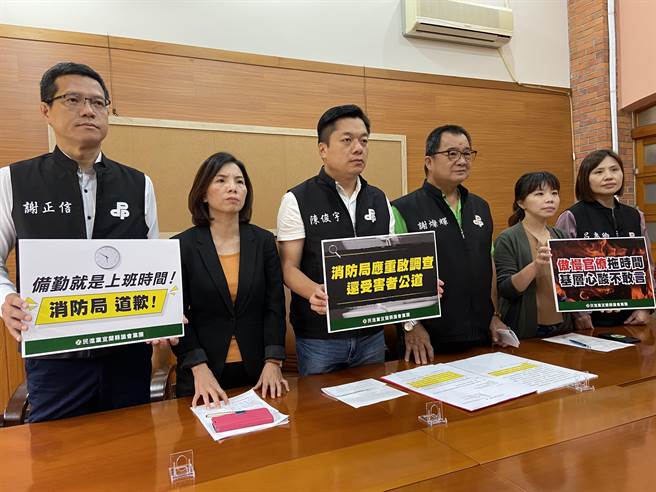 民進黨宜蘭縣議員黨團今（9日）批消防局不當處置職場性騷案，藐視法條、敷衍卸責，且一直在說謊，搞到對方沒工作，怒批「局長可下台了」。（吳佩蓉攝）
