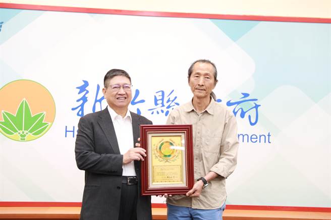 陶艺家沈东寧（右）沉浸艺术创作40载，今年获得台湾陶艺界最高荣誉台湾陶艺奖的卓越奖。（邱立雅摄）