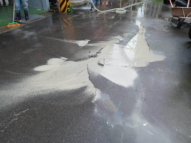 建筑工地疑因灌浆造成路面隆起，工务局已勒令停工。（新北市工务局提供）