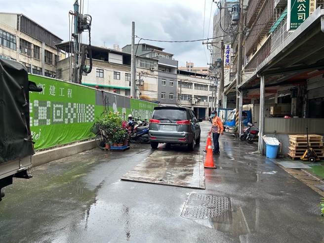 建筑工地疑因灌浆造成路面隆起，工务局已勒令停工。（新北市工务局提供）