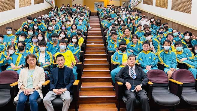 桃园市永平工商今日邀请获米其林二星的LOGY主厨田原谅悟到校对餐饮科三年级即将毕业的学生进行演讲。（永平工商提供／蔡明亘桃园传真）