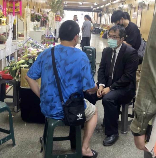 台南市长黄伟哲探视女童父亲，女童父亲泣诉，用我女儿的命，唤醒大家礼让行人。(台南市政府提供／曹婷婷台南传真)