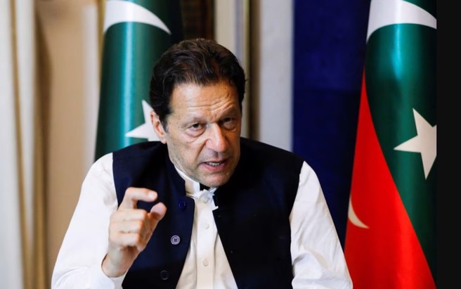 巴基斯坦前总理伊姆兰汗在进入高等法院时， 被身分不名的军事团体带走。(图/路透社)