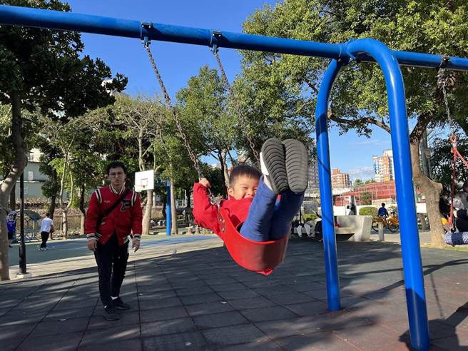 桃园市现有公园管理单位业务复杂，并有人力、经费不足的问题，议员吕林小凤力促整编成立「桃园市公园管理处」。（蔡依珍摄）