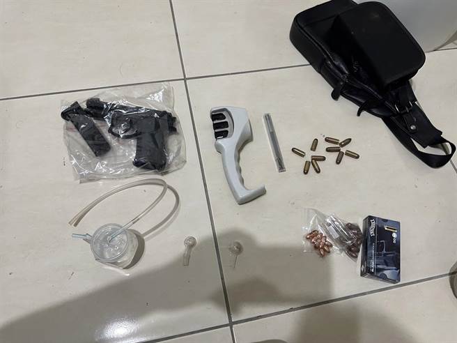 桃园市警察局4月26日起至5月5日止，配合内政部警政署执行「第三次全国同步扫黑专案」，查获改造枪枝、子弹。（翻摄照片）