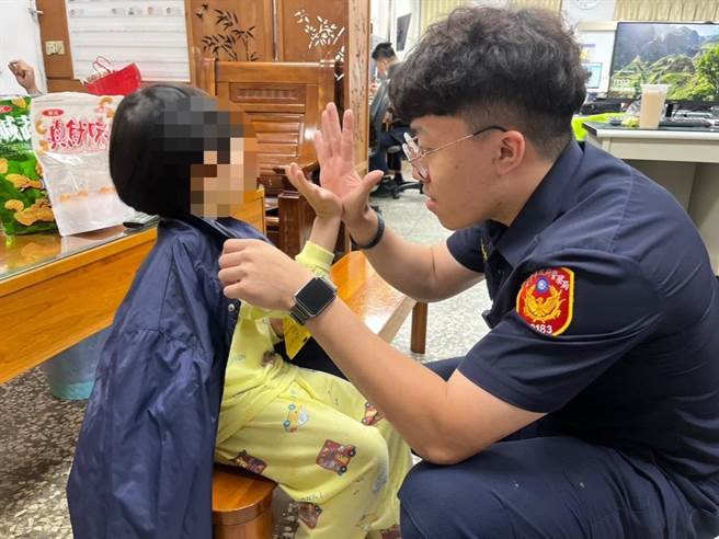 4岁男童日前深夜溜出家门迷途大哭，警方获报后将人带回并安抚。（警方提供）