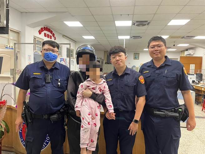4岁男童日前深夜溜出家门迷途大哭，警方获报后将人带回并安抚。（警方提供）
