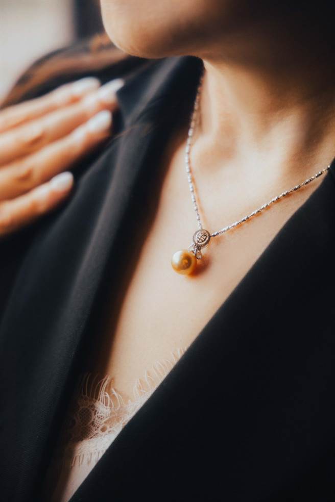 活动期间民眾消费「绝世珍珠飨宴」并完成指定条件，有机会获赠天然南洋珠珍珠胸坠等好礼。(台北君悦酒店提供)