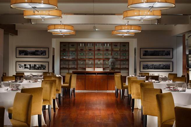 「漂亮广式餐厅」整体风格围绕台裔女主人「梁珍珠」为主轴设计。(台北君悦酒店提供)