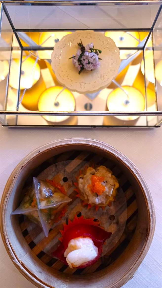 「梁女士的港点珠宝盒」以透明的精致珠宝盒为盘，盛装「珍珠鱼子烧卖」、内「水晶翠玉饺」与「红米蟹肉虾饺」。(陈韵萍摄)