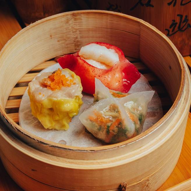 「梁女士的港点珠宝盒」由新任港点主厨李建易打造，3款蒸点各自展现不同风情与风味。(台北君悦酒店提供)