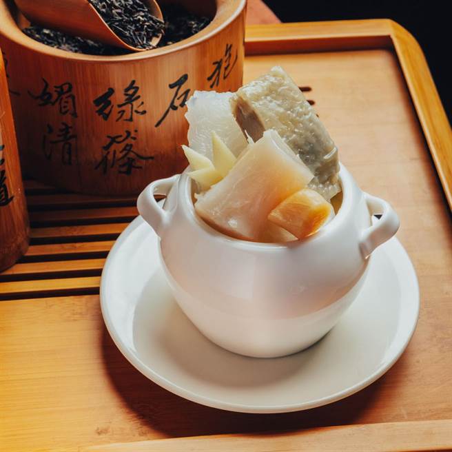 「鹿筋一品花雕鸡汤」独家选用东北地区的珍贵鹿筋，每一口都富含浓郁的胶质精华。(台北君悦酒店提供)