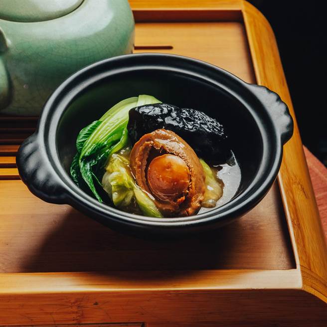 「砂锅海参鲍」选用顶级六头鲍及自行发泡海参，淋上浓郁鲍汁，尽显粤式料理绝活。(台北君悦酒店提供)