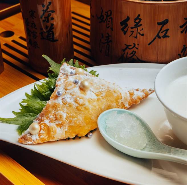温润杏仁茶搭配饱满晶莹盏燕碎与包覆起司内馅的油炸脆皮珍珠牛奶，甜而不腻。(台北君悦酒店提供)