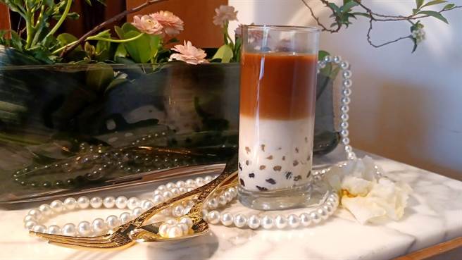 「港式珍珠奶茶」以锡兰红茶与普洱茶加入港式锅煮奶水为基底，搭配颗颗弹润珍珠，作为家宴甜蜜收尾。(陈韵萍摄)