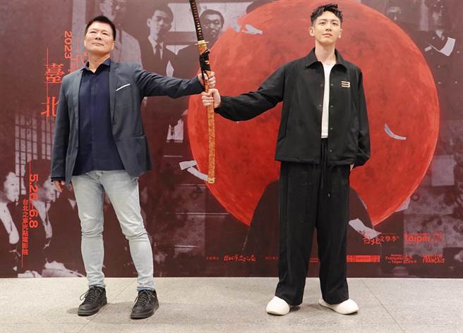 台北市政府文化局長蔡詩萍（左）贈武士刀給影展嘉賓柯震東，象徵導演事業一路披荊斬棘。（臺北文學．閱影展提供）