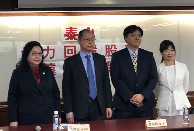 泰山董事长詹景超(左二)说明投资街口。(图／吴静君摄)