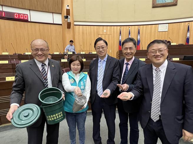 桃园市议员吕林小凤（左二）说，桃园市府辅导的泓桥环保科技公司，专有的厨余减碳技术，3小时就能把厨余转化为有机肥料，她把有机肥带进议会和市长张善政分享。（蔡依珍摄）