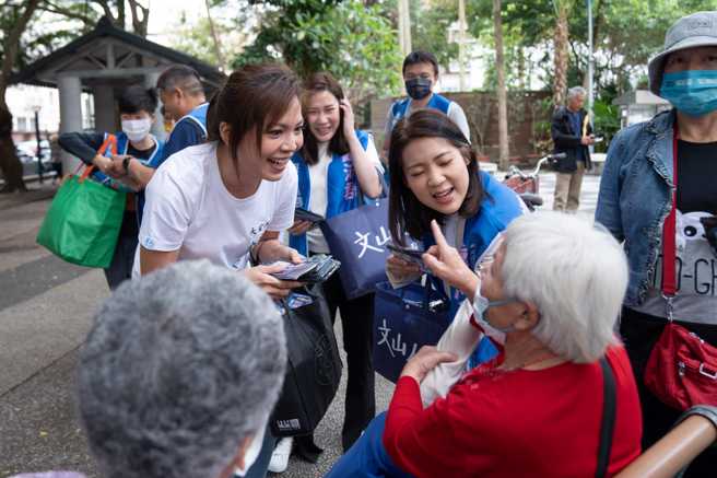 锺沛君(左起)9日到白兰市场扫街，同为北市议员的柳采葳、徐巧芯也现身助阵相挺。（图／取自锺沛君脸书）