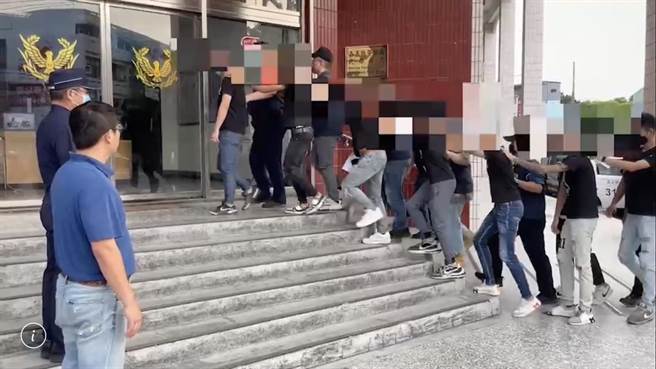 嘉义县新港乡「国定古蹟」水仙宫8日发生大乱斗衝突事件，今民雄分局速逮20名嫌犯，依法送办。（民雄分局提供∕吕妍庭嘉义传真）