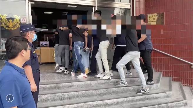 嘉义县新港乡「国定古蹟」水仙宫8日发生大乱斗衝突事件，今民雄分局速逮20名嫌犯，依法送办。（民雄分局提供∕吕妍庭嘉义传真）