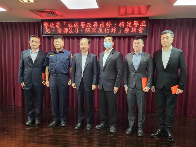 警政署长黄明昭（左3）9日到台中市警局召开视导座谈会，并颁发破获重大案件慰勉金。（台中市警局提供／陈淑芬台中传真）