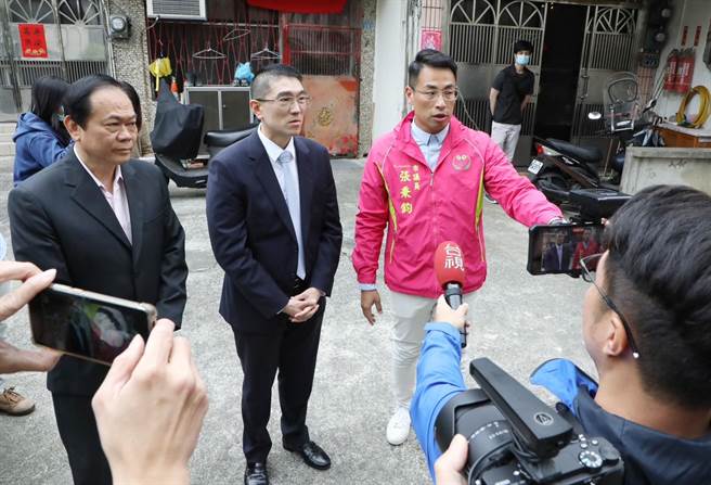 西定托婴中心仅有单一出口，恐生危险。为此市长谢国梁（中）、市议员张秉钧（右）以及消防局长向永财（左）前往会勘了解。（基隆市政府提供／徐佑升基隆传真）