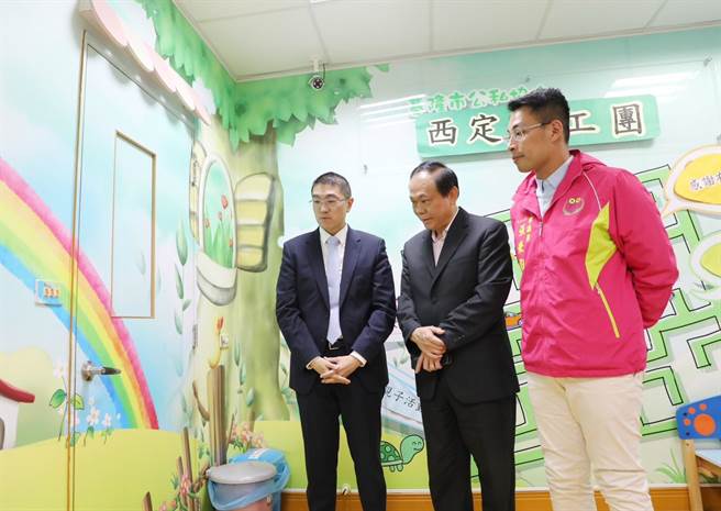 会勘了解后，消防局长向永财（中）表示，若可以解决洒水设备以及储水池空间，即可开放第二个出口。谢国梁（左）也指示尽速研拟解决问题。（基隆市政府提供／徐佑升基隆传真）