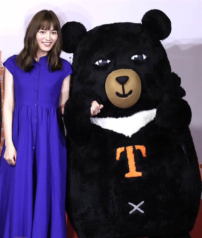 吉祥物「喔熊」惊喜现身拥抱川口春奈。（陈俊吉摄）