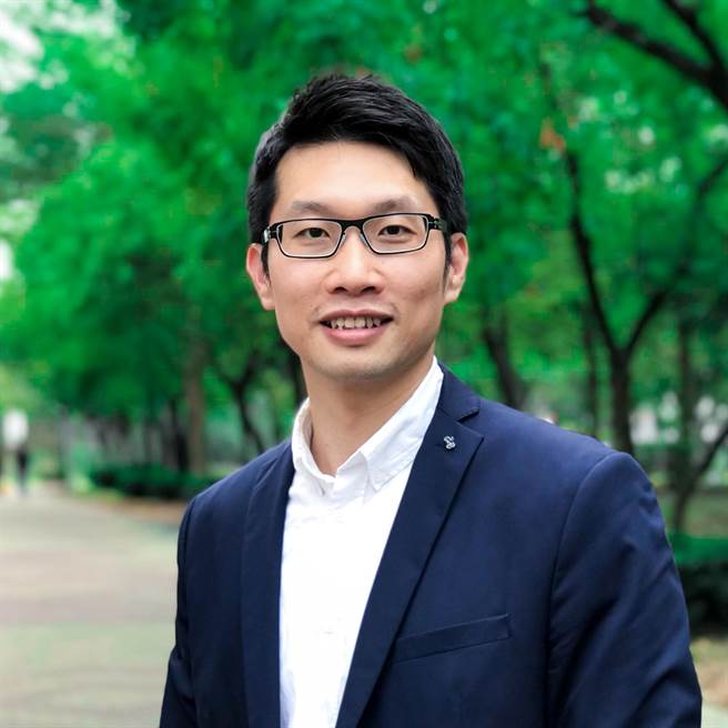 树科大流通管理系教授陈冠霖进行手把手Canva教学，教你如何设计出专业又吸睛的广告图文，并营造出个人或企业的独特视觉风格。（台湾社会网络学会提供）