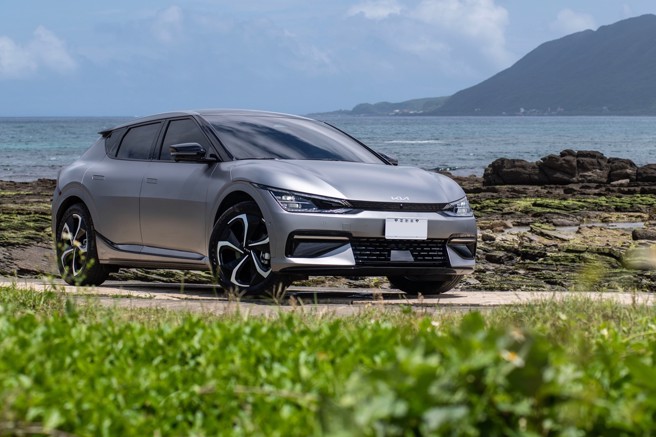 Kia EV6 GT-line e-AWD增程版售价219.9万元，配备相当抢眼的Matrix IFS LED智能前方照明系统、专属20吋铝合金轮圈，图为消光月景灰车色（需加价3万元）。（陈大任摄）