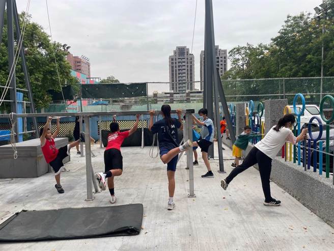 高雄跳水选手「无水可跳」，克难在陆上「模拟跳水」，辛酸画面令人不舍。（高市议员林智鸿提供／柯宗纬高雄传真）
