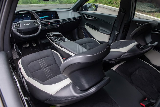 双前座纾压舒适座椅具一键放松模式，于充电时可提供接近平躺姿势，还有通风/加热功能。（陈大任摄）