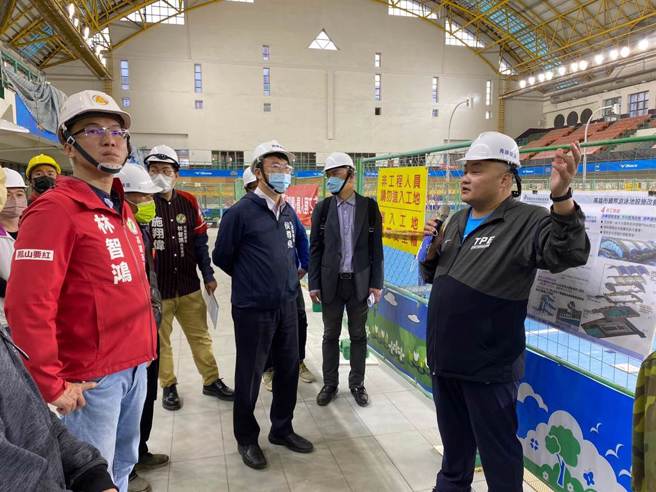 高雄市立国际游泳池正进行整修，高雄跳水队选手无水可跳。（高市议员林智鸿提供／柯宗纬高雄传真）