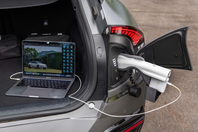 V2L可取得110V交流电，一处位于后座下方，另一处可于充电口插接转接器（见图）使用。（陈大任摄）