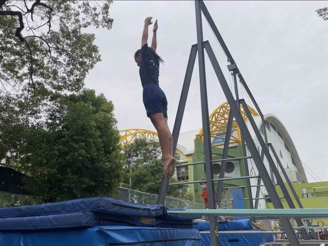 高雄跳水选手「无水可跳」，克难在陆上「模拟跳水」，辛酸画面令人不舍。（高市议员林智鸿提供／柯宗纬高雄传真）