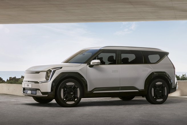 Kia EV9车身轮廓由多边形设计语言打造，展现极具视觉张力的前卫设计，其E-GMP电动车架构进一步扩展车内三排座椅空间，提升舒适性的同时亦展现豪华细腻质感。（台湾森那美起亚提供）