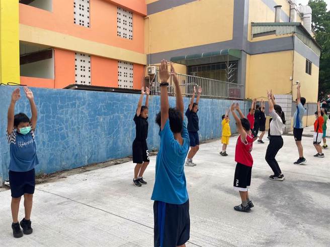 高雄跳水选手「无水可跳」，克难在陆上「模拟跳水」，辛酸画面令人不舍。（高市议员林智鸿提供／柯宗纬高雄传真）