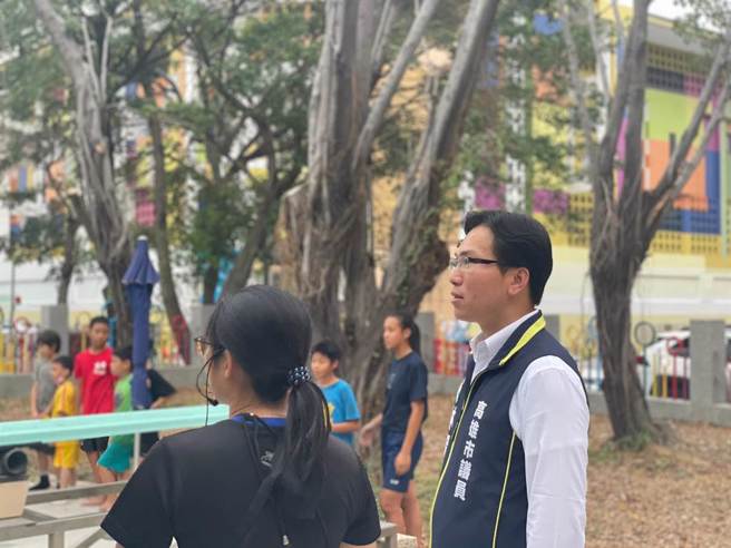 高雄跳水选手「无水可跳」，克难在陆上「模拟跳水」，辛酸画面令人不舍。（高市议员林智鸿提供／柯宗纬高雄传真）