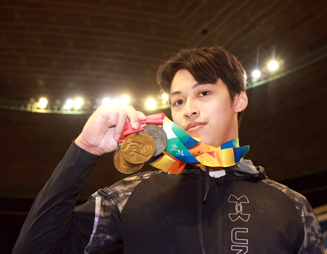 国北教大萧佑然在112全大运竞技体操公开男生组个人单项单日进帐2金1银。（中原大学提供）