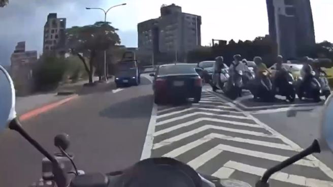 1名驾驶因左转未使用方向灯，遭警取缔时竟驾车狂逃，最后被逮到后收30张罚单。（警方提供）