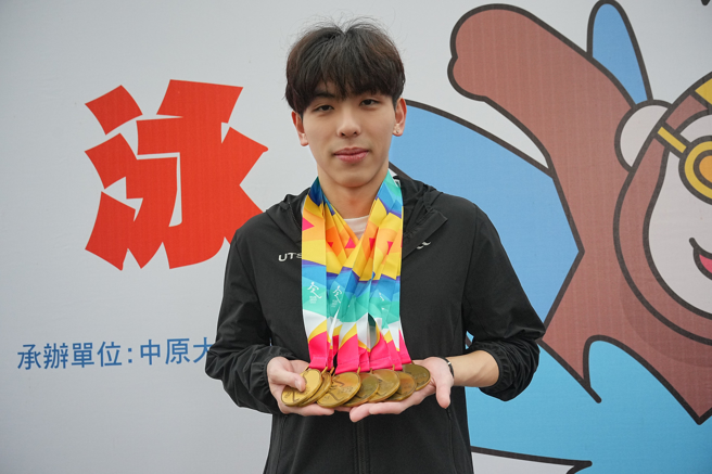 北市大庄沐伦在112全大运「泳」获7面金牌。（中原大学提供）