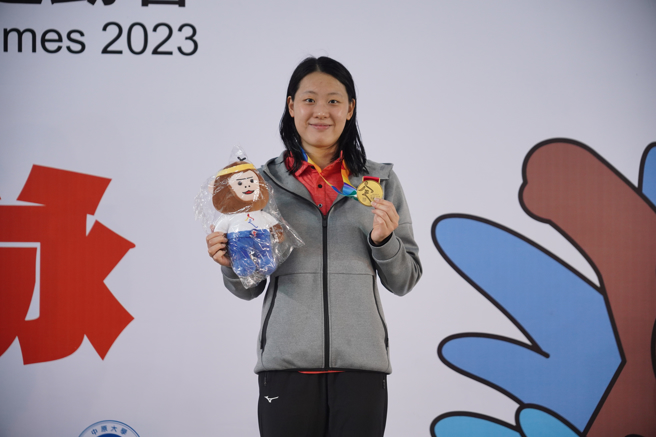 112全大运游泳公开女50公尺蝶式金牌黄渼茜。（中原大学提供）