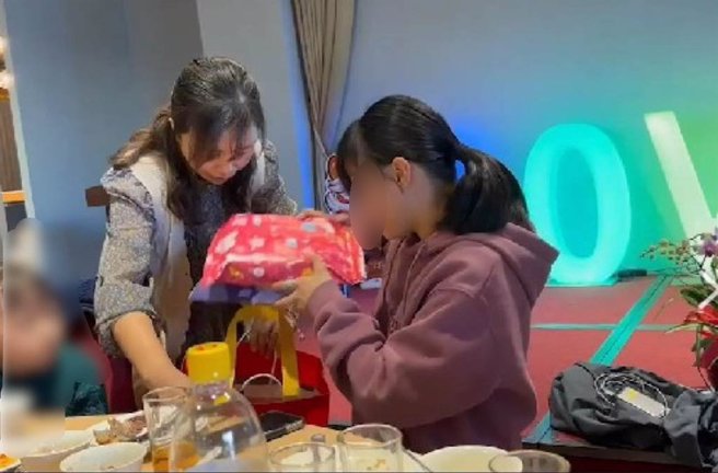 出养至瑞典6年的寄养童「小莉」，在母亲节前夕，返台感谢寄养妈妈」。（家扶提供）