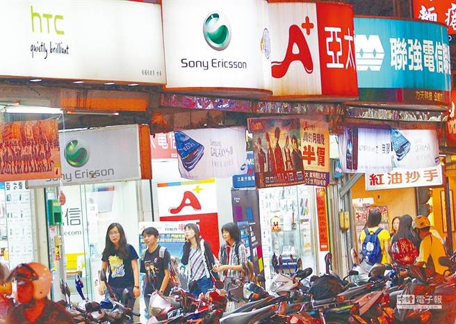 《商标法》修法今天获立院三读通过，未来手机通讯行、汽机车维修厂挂各品牌商标都属合法使用。（本报资料照）