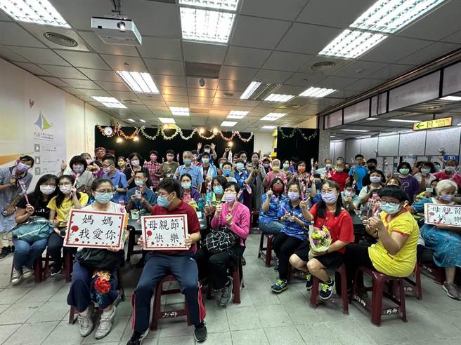 方舟就業服務協會今日舉辦母親節活動，理事長王姿琦說：「紀念母親節，也是紀念每個媽媽為兒女付出的辛勞，在身障孩子身上，一樣可以看見盼望。」（記者林雅惠攝）