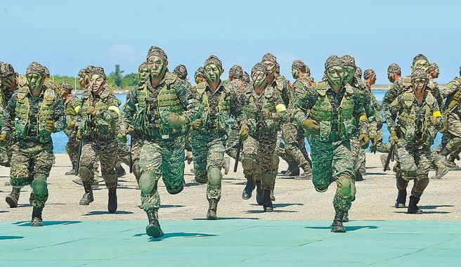 台海情势被美台政府推到战争边缘，国军士气却未见相应提升。（示意图／本报系资料照）