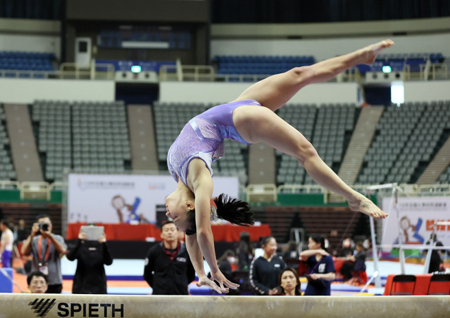 辅仁大学丁华恬在112全大运竞技体操公开女生组平衡木夺金。（中原大学提供）