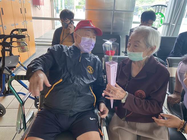 仁愛之家於母親節前夕，安排2位工作人員復陪同楊奶奶搭乘高鐵，至桃園探視獨子兼一日遊。（高雄市社會局提供／林雅惠傳真）